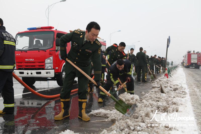 高清组图:浙江金华消防抗击冰雪灾害【2】