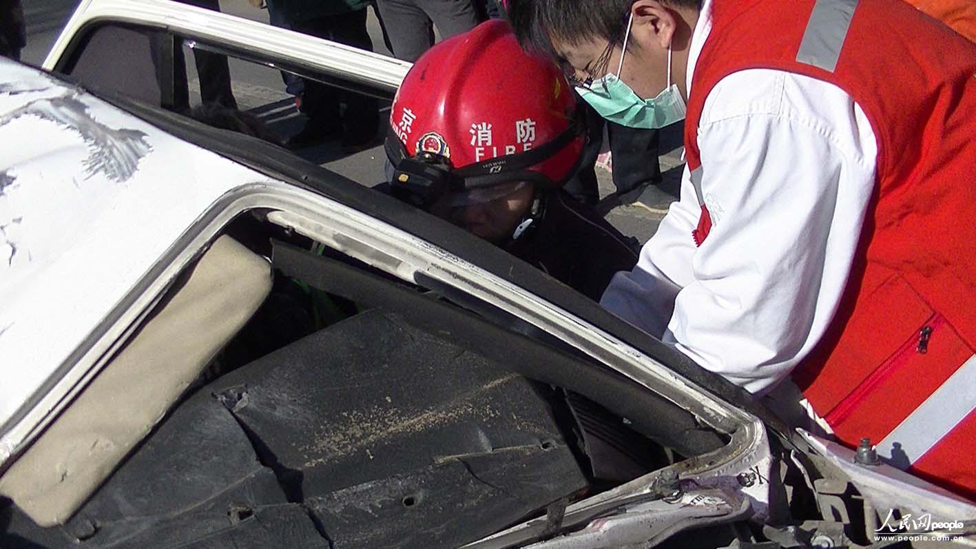 北京消防成功處置一起交通事故救出兩名被困群眾【2】