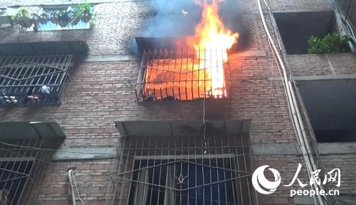 居民樓起火，火焰蔓延到窗外