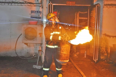 河南：沖進火海消防戰士徒手搶出煤氣罐