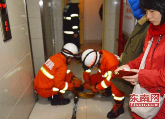 2016年1月24日晚9时许,东岳政府专职消防队接到报警称位于芗城区南昌路华联商厦4楼一部电梯有6名群众被困。 到达现场后,发现电梯厢门紧闭,开启钥匙锁孔年久失修无法使用,此时气温低下,被困人员情绪激动。见此情况,东岳中队救援人员一面安抚群众情绪,一面利用液压破拆工具、撬棍等器材对电梯厢门进行扩张。经过约8分钟的破拆,成功将电梯厢门扩开,将被困群众救出。(王亚男)