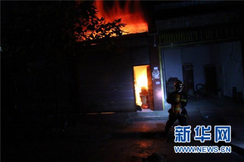 民房起火內存13個煤氣罐 貴州安龍消防緊急救援