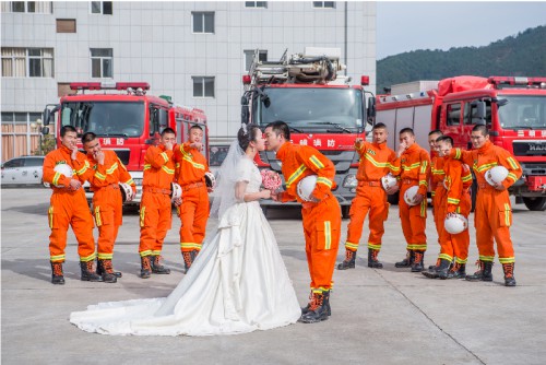 別樣婚紗照 演繹消防警營裡的浪漫