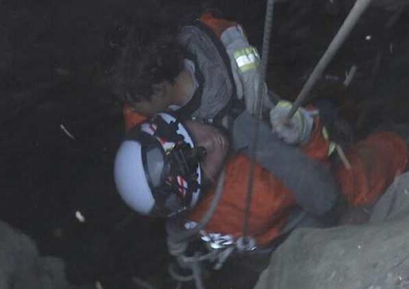 贵州 一男孩掉30米深洞  消防员勇闯无底洞将