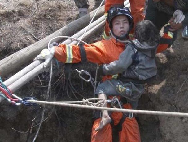 贵州 一男孩掉30米深洞  消防员勇闯无底洞将