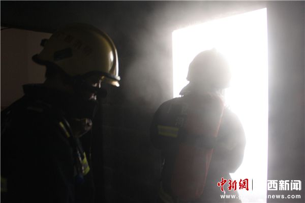 廣西河池：家中著火居民自救未果 消防員到場快速救人滅火