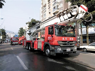 重慶一小區10樓發生火災 消防員打開樓道消火栓竟沒水