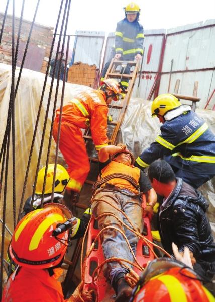 湖南郴州一工地塌方消防员用锅铲起子救出被埋工人2