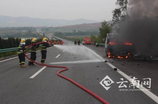 一貨車石鎖高速行駛途中突自燃 消防官兵緊急處置