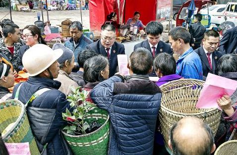 30吨甲醛水侧翻泄漏 消防着重型防化服堵漏