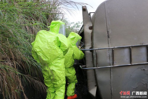 30吨甲醛水侧翻泄漏 消防着重型防化服堵漏