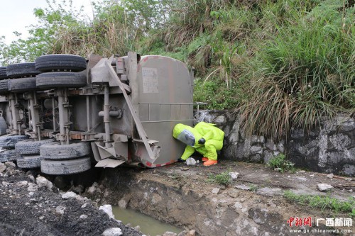 30吨甲醛水侧翻泄漏 消防着重型防化服堵漏