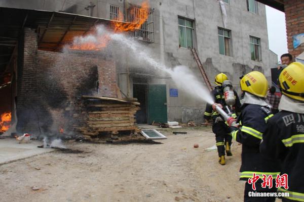 四川綿陽一沙發廠火災 30多名消防官兵緊急出動救出3名被困者