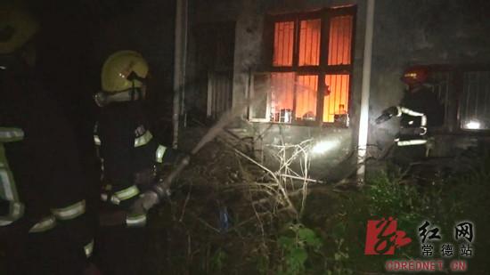 安鄉一民房突起大火 消防救援搶出煤氣罐