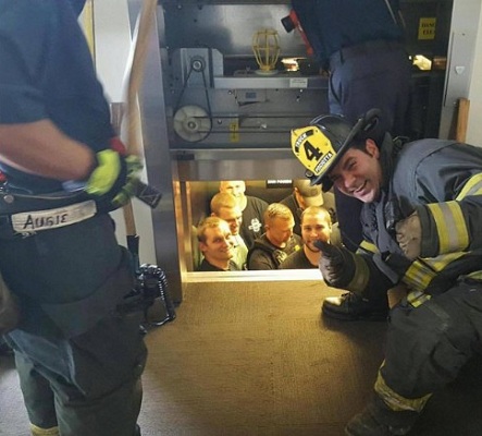 美12名警察被困電梯內 消防員施救拍照“留念”