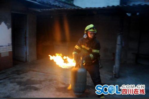 綿竹再現“抱火哥”：消防員抱出噴火煤氣罐