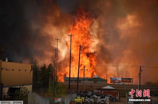 加拿大山火持續蔓延 火勢大到無法控制千名消防員救助疏散3萬人