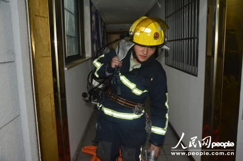 如家旅舍外一廣告牌起火 湖州特勤消防快速處置【10】
