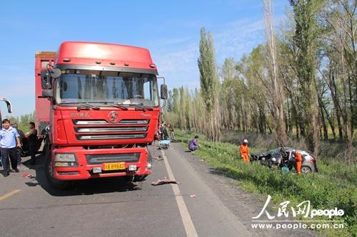 位于乌伊公路玛纳斯县包家店镇路段发生一起交通事故,一辆现代越野车