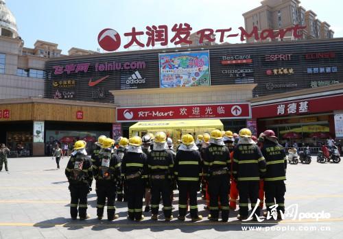 福建漳州消防支队在大润发商场举行大型灭火救援实战演练