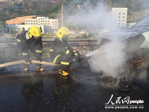 消防官兵對燃燒部分進行滅火。