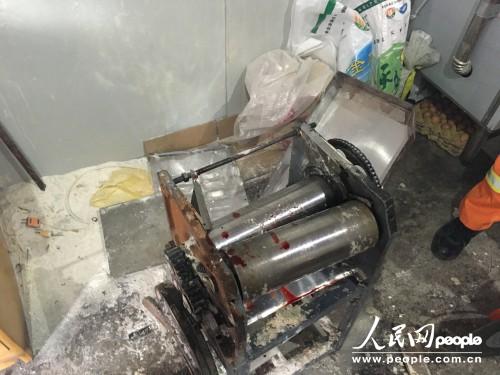 压面机"咬住"手掌 天水消防成功解救