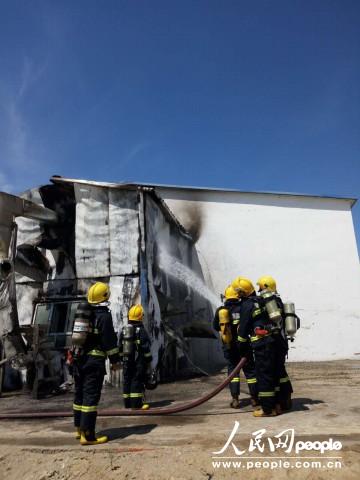 加工廠著火危及千噸瓜子 阿勒泰消防緊急救援