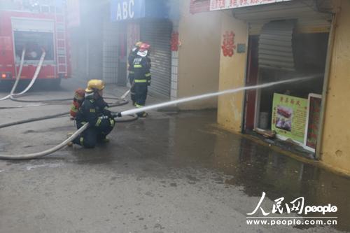 安徽宿州：清晨商鋪無故起火 消防官兵抓出“大炸彈”
