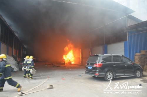 廣西防城港一水果批發市場倉庫起火 消防官兵緊急救援