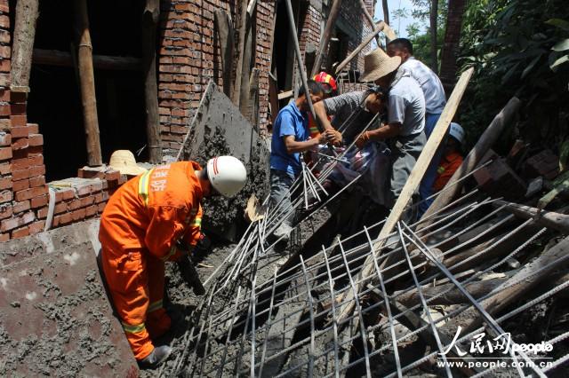 建筑工地发生一起坠楼事故,事故造成一名施工工人右大腿被2根钢筋刺穿