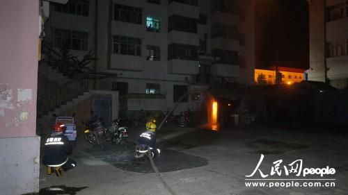 深夜民房起火 阿勒泰消防緊急搶出兩個煤氣罐