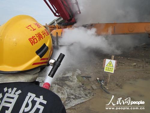 浙江平湖：吊車觸電引火上身 當地消防緊急救援