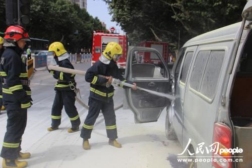 面包車鬧市區轟燃 新疆阿克蘇消防提醒私自改裝車輛極易引發事故