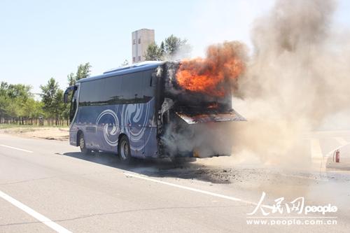 新疆昌吉一客車引擎突發自燃 17名乘客第一時間疏散