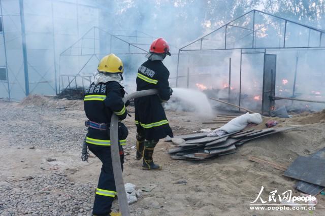 建筑工地生活區起火 新疆阿勒泰消防緊急扑救