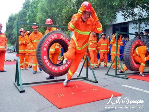 湖南长沙:员工穿上消防服 参与趣味消防技能竞
