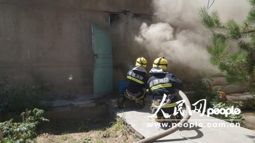 民房著火濃煙滾滾 新疆阿勒泰消防緊急扑救