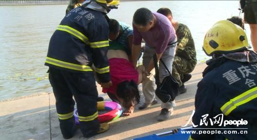 男子酒后驾船三人落水 重庆合川消防成功救援