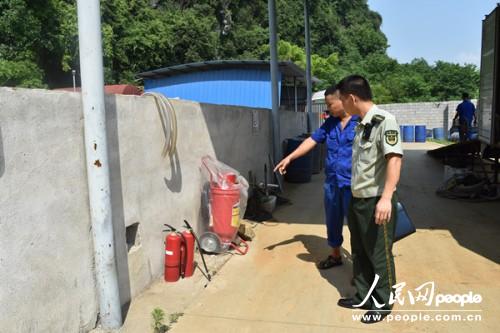 廣西柳州:魚峰消防深入易燃易爆場所排查夏季消防隱患