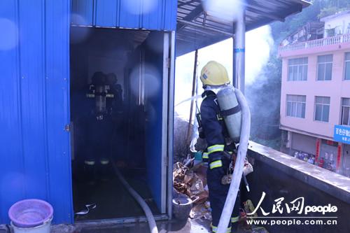 广西百色那坡县物资局旁边一民房着火