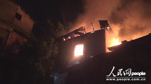 福建石狮:出租房失火烧塌 幸无人员伤亡