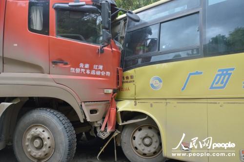 客運車佔道致與貨車相撞 百色那坡消防緊急營救被困人員【2】
