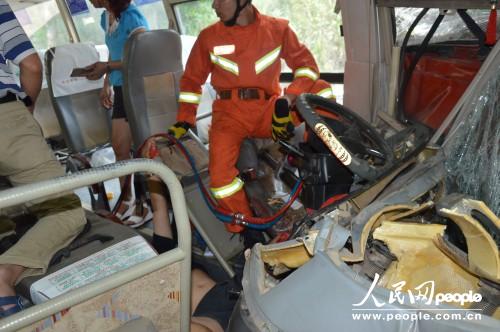 客運車佔道致與貨車相撞 百色那坡消防緊急營救被困人員【7】