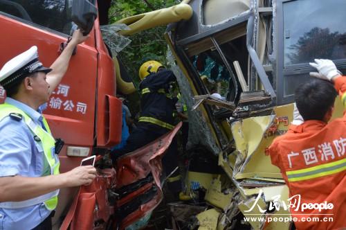 客運車佔道致與貨車相撞 百色那坡消防緊急營救被困人員【10】