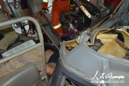 客運車佔道致與貨車相撞 百色那坡消防緊急營救被困人員【6】