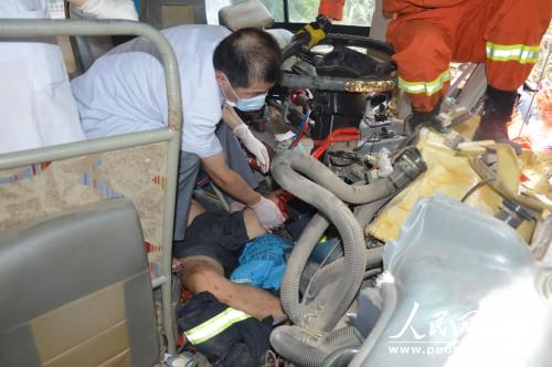 客運車佔道致與貨車相撞 百色那坡消防緊急營救被困人員【12】