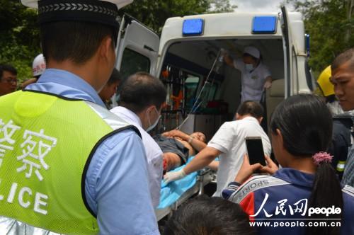 客運車佔道致與貨車相撞 百色那坡消防緊急營救被困人員【15】