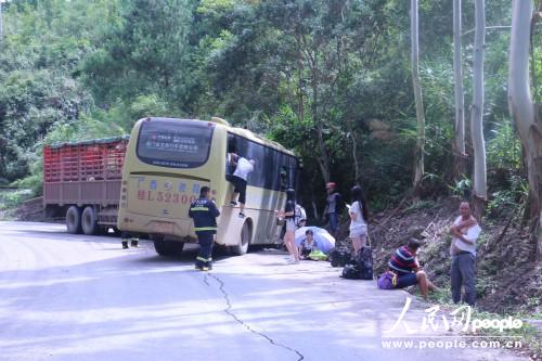 客運車佔道致與貨車相撞 百色那坡消防緊急營救被困人員【16】