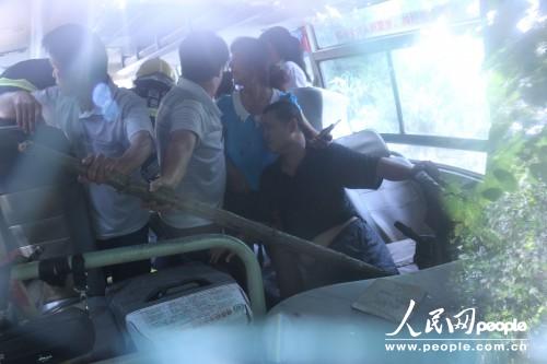 客運車佔道致與貨車相撞 百色那坡消防緊急營救被困人員【17】
