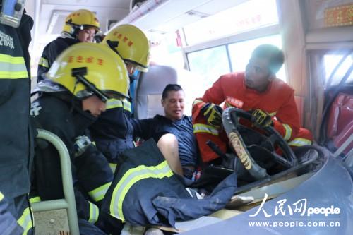 客運車佔道致與貨車相撞 百色那坡消防緊急營救被困人員【18】